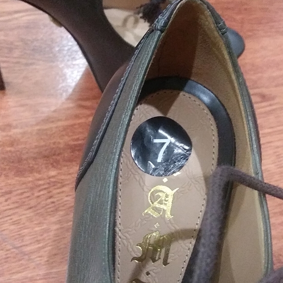 L.A.M.B platform green lace up heels - Picture 12 of 13